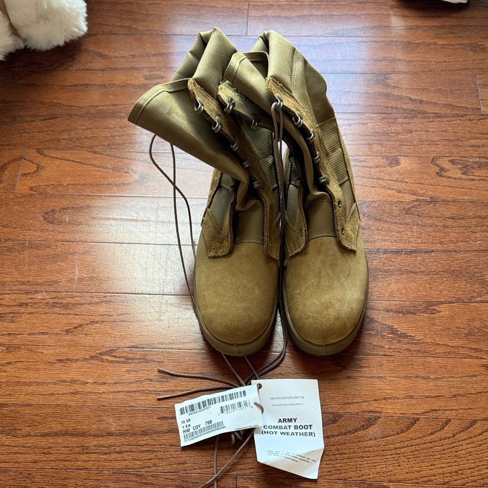 Army Combat Boots in Tan